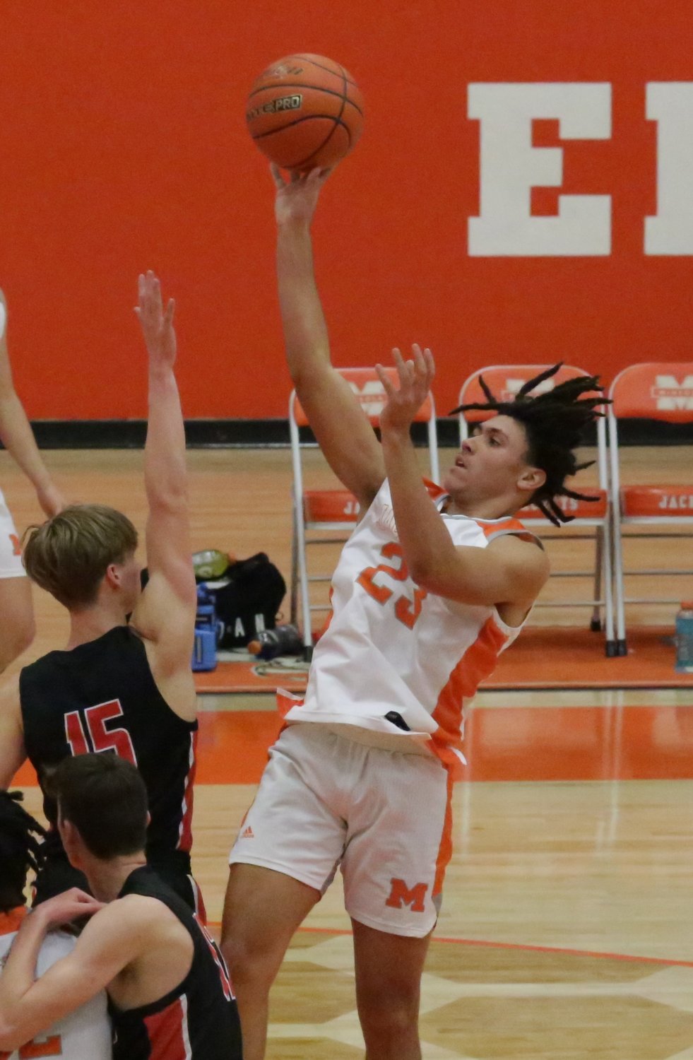 Mineola’s Braydon Alley puts up a shot in the lane in early action against Chapel Hill.